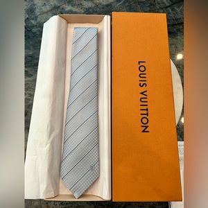 Men’s NIB Louis Vuitton sky blue Ecu tie